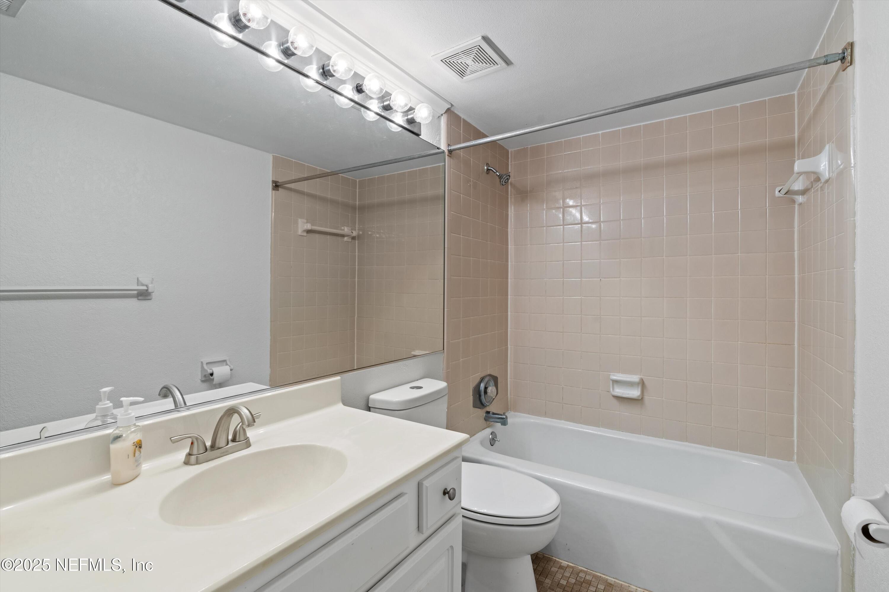 4915 Baymeadows Road, Unit 8B Jacksonville, FL 32217 - Photo 17 of 25 17-Guest Bath