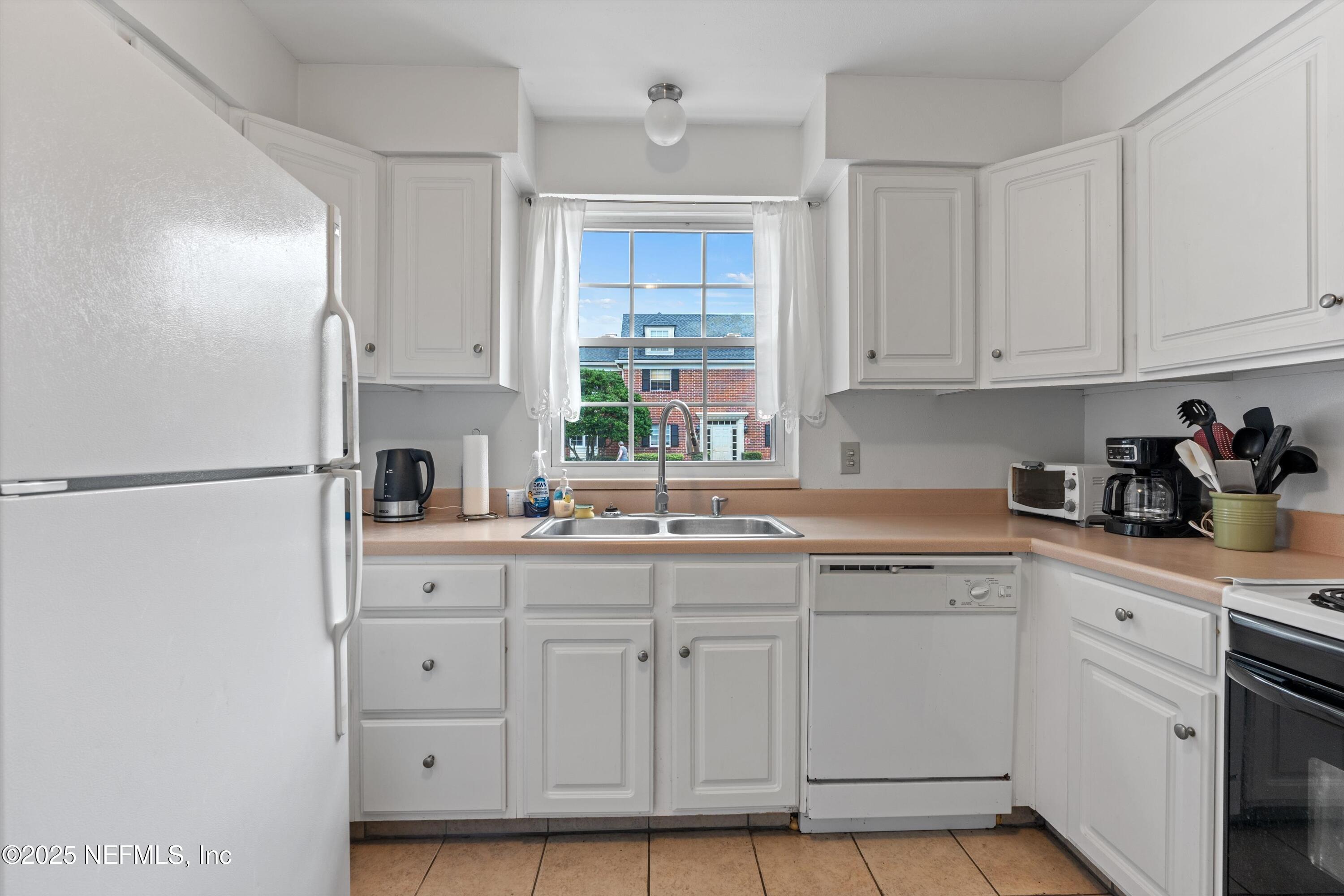 4915 Baymeadows Road, Unit 8B Jacksonville, FL 32217 - Photo 8 of 25 08-Kitchen