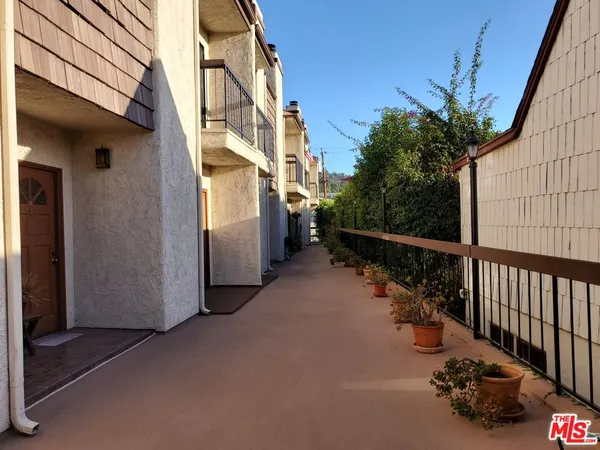 $549,900 | 4128 West Hood Avenue, Unit B, Burbank, CA 91505