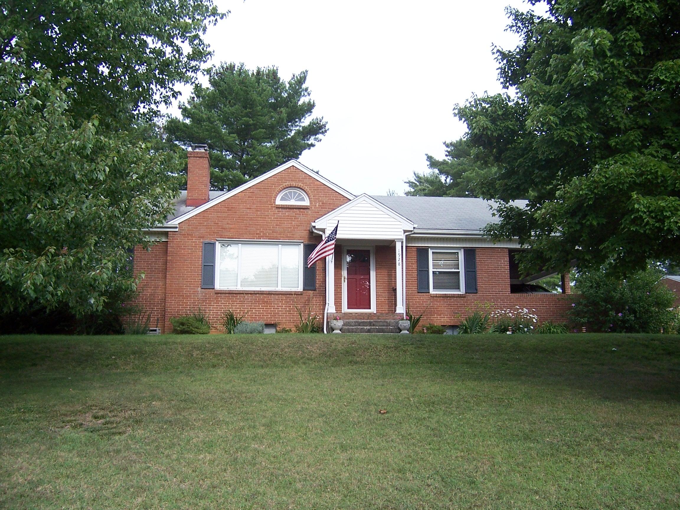 1928 Airview Road Southwest Roanoke, VA 24018 - Photo 1 of 30 Front