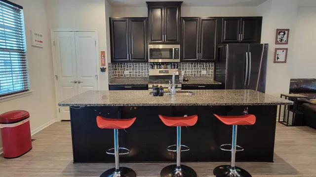 $3,400 | 45 Nicholas Drive West, Unit C, Des Plaines, IL 60016