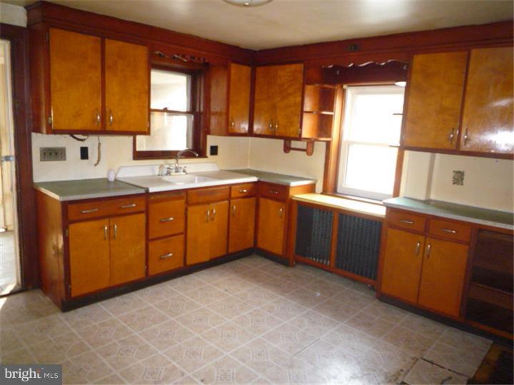 406 Spring Valley Road Reading, PA 19605 - Photo 5 of 19