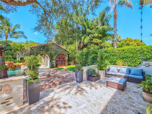 a kitchen that has a lot of cabinets in it