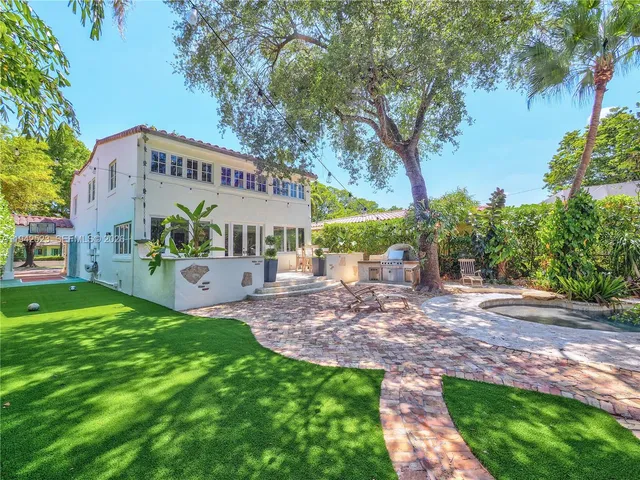 a view of a yard with a fountain