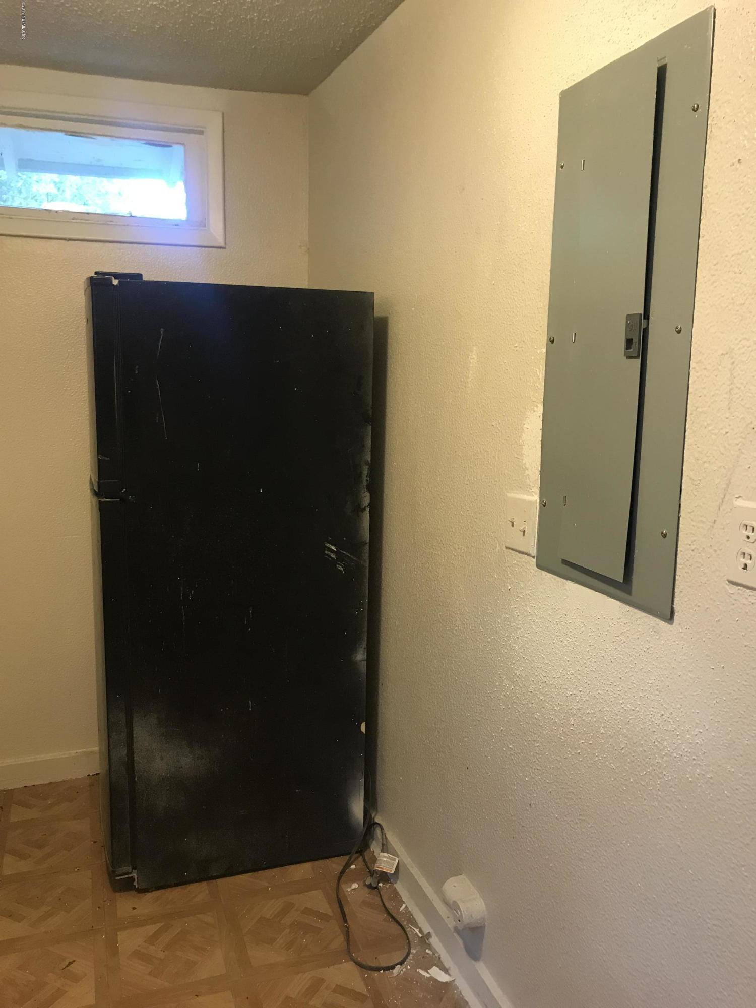 5606 Moncrief Road Jacksonville, FL 32209 - Photo 13 of 26 a bathroom with a shower