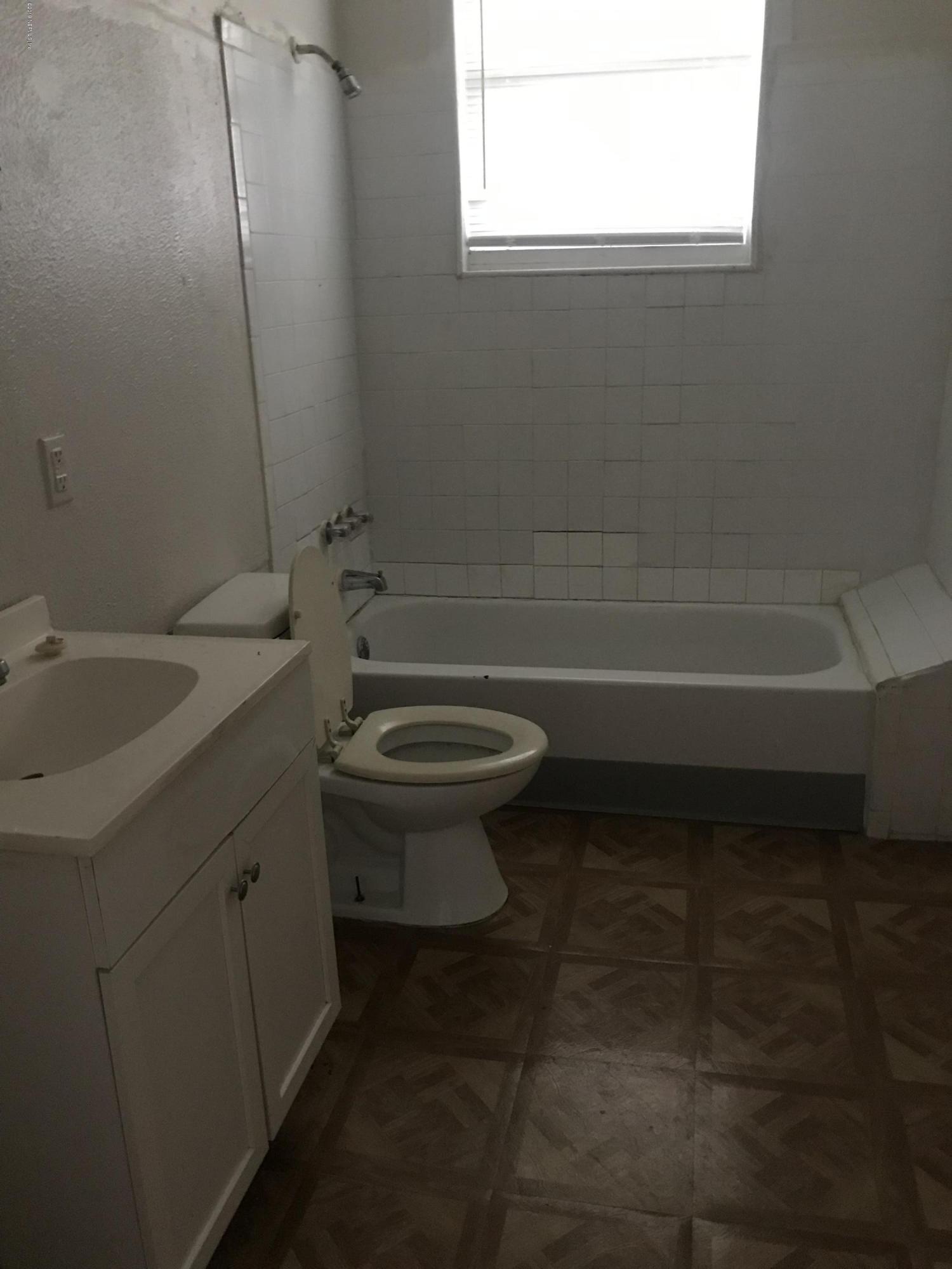 5606 Moncrief Road Jacksonville, FL 32209 - Photo 20 of 26 a bathroom with a sink a toilet and a bathtub