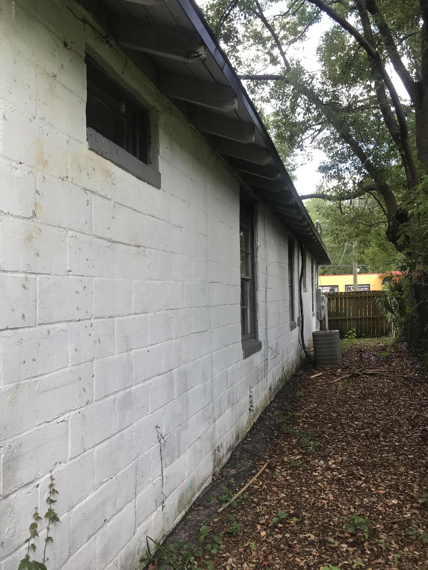 5606 Moncrief Road Jacksonville, FL 32209 - Photo 5 of 26 a backyard of a house with lots of green space
