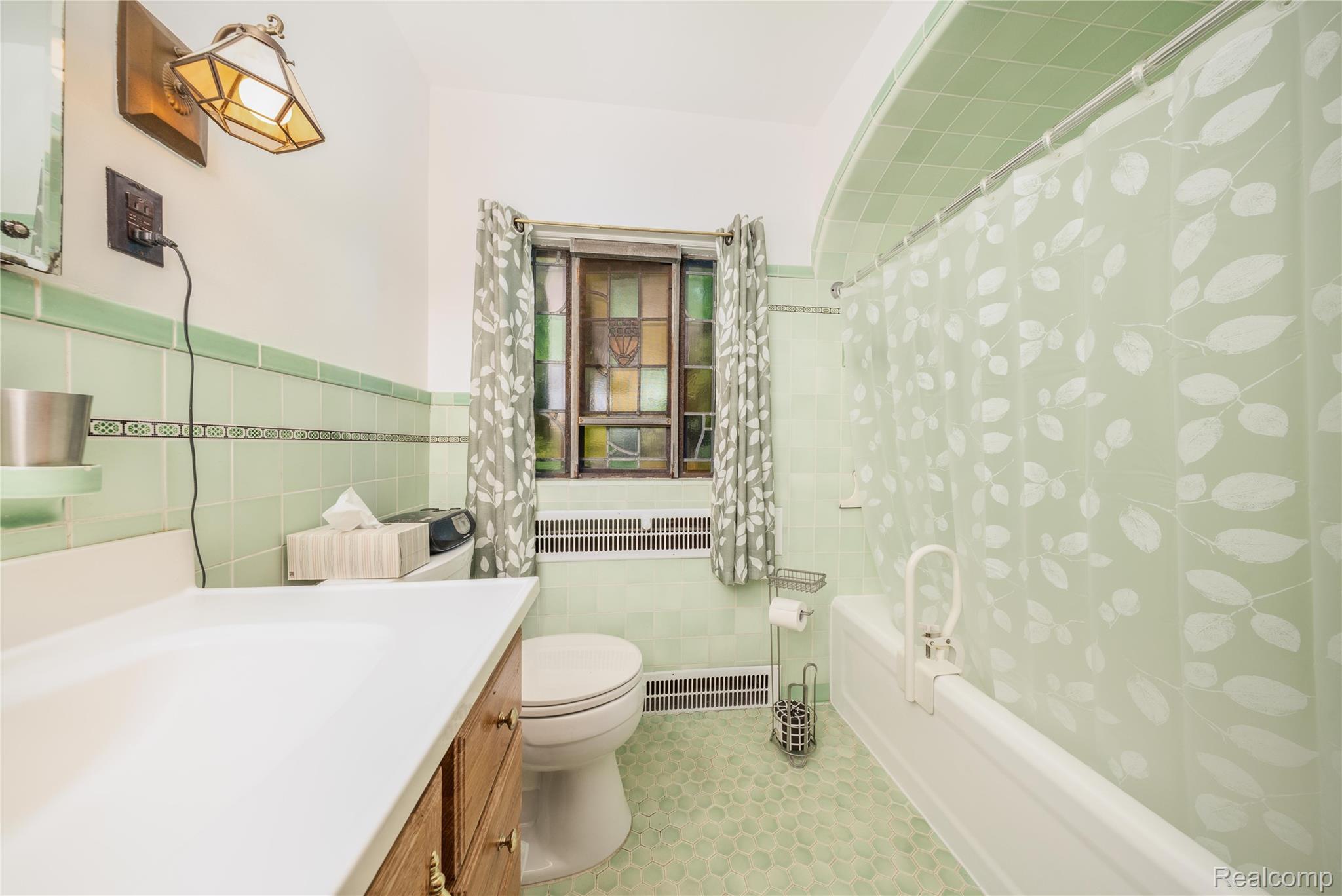 16580 Westmoreland Road Detroit, MI 48219 - Photo 21 of 37 green bath 16580 Westmoreland.jpg