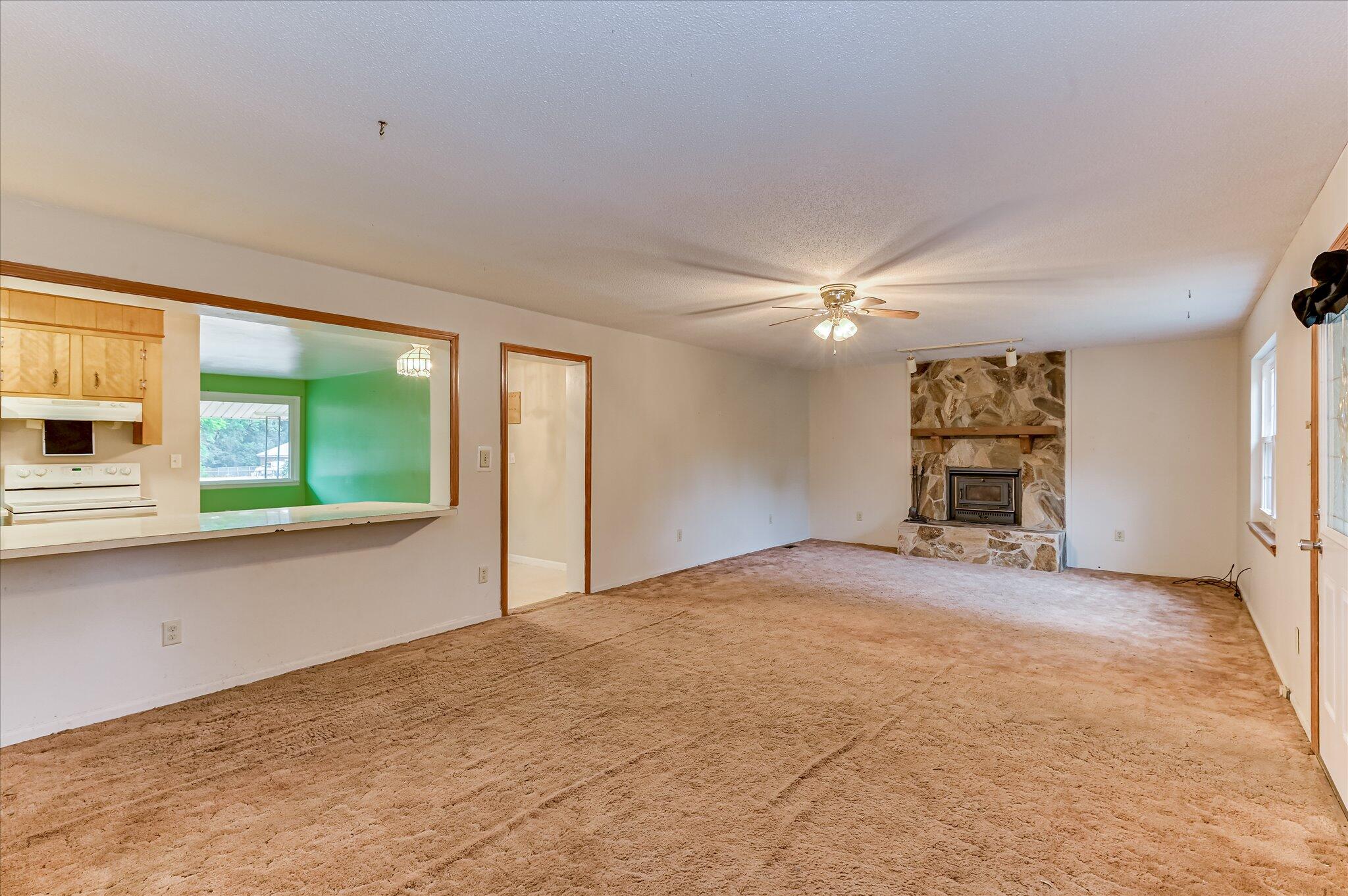 1086 Horseshoe Road Augusta, GA 30906 - Photo 19 of 44 Great room with view of kitchen