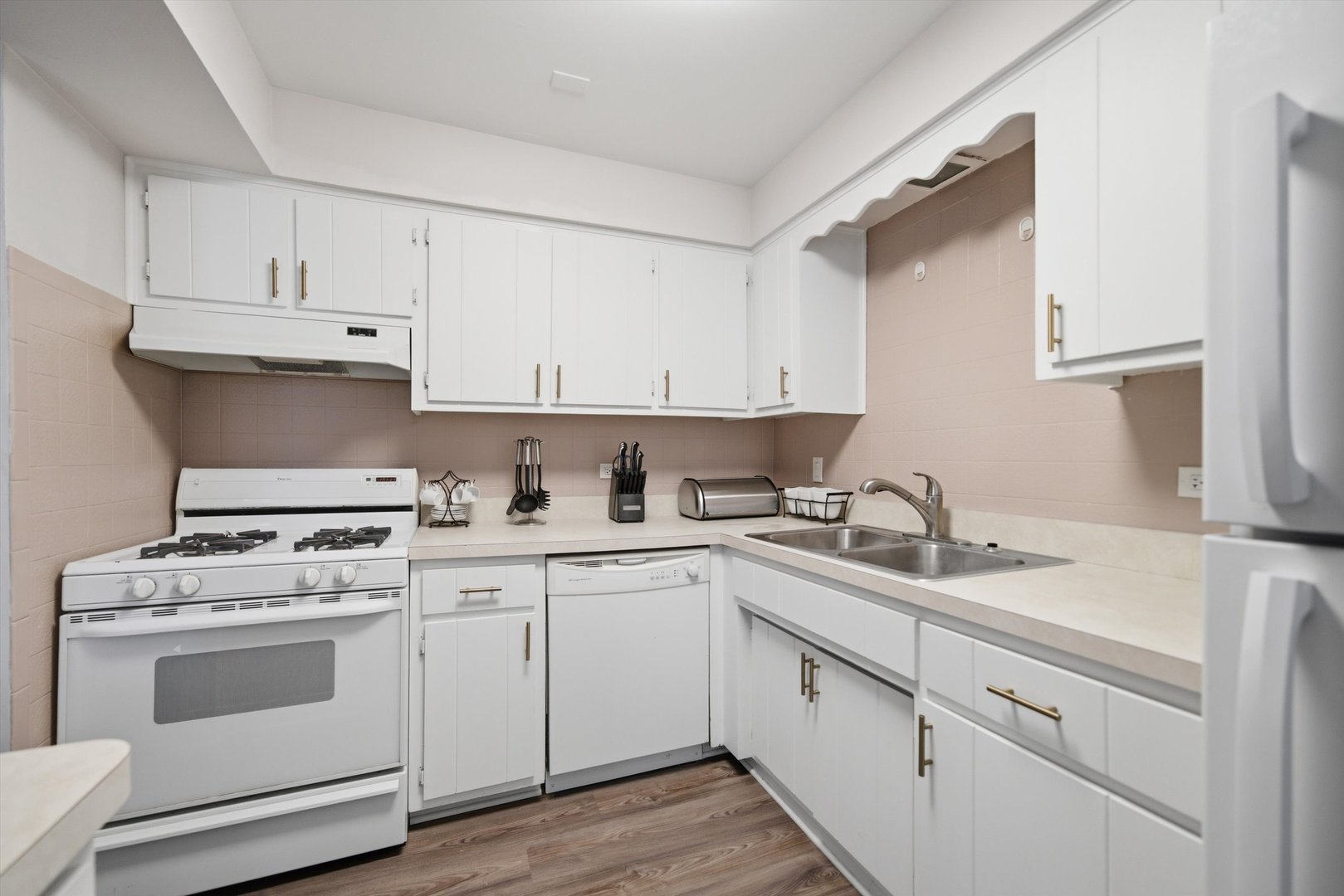 9817 Nottingham Avenue, Unit 304 Chicago Ridge, IL 60415 - Photo 4 of 14 Gallery Image 4