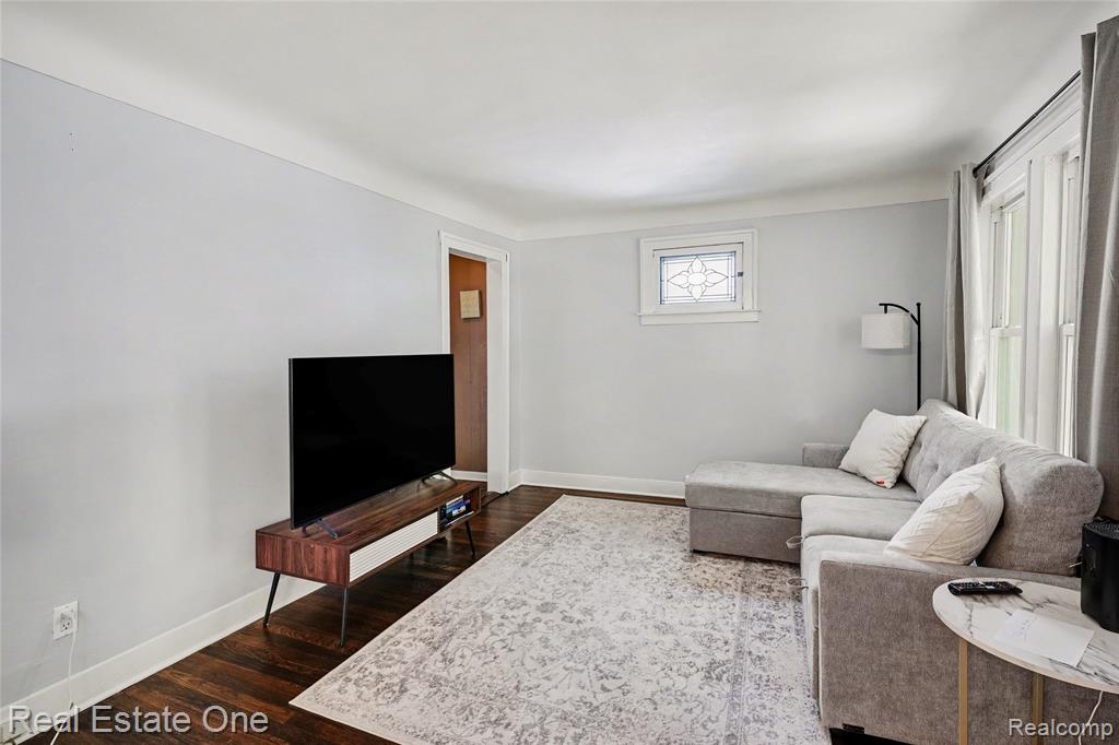 2073 Roslyn Road Grosse Pointe Woods, MI 48236 - Photo 6 of 30