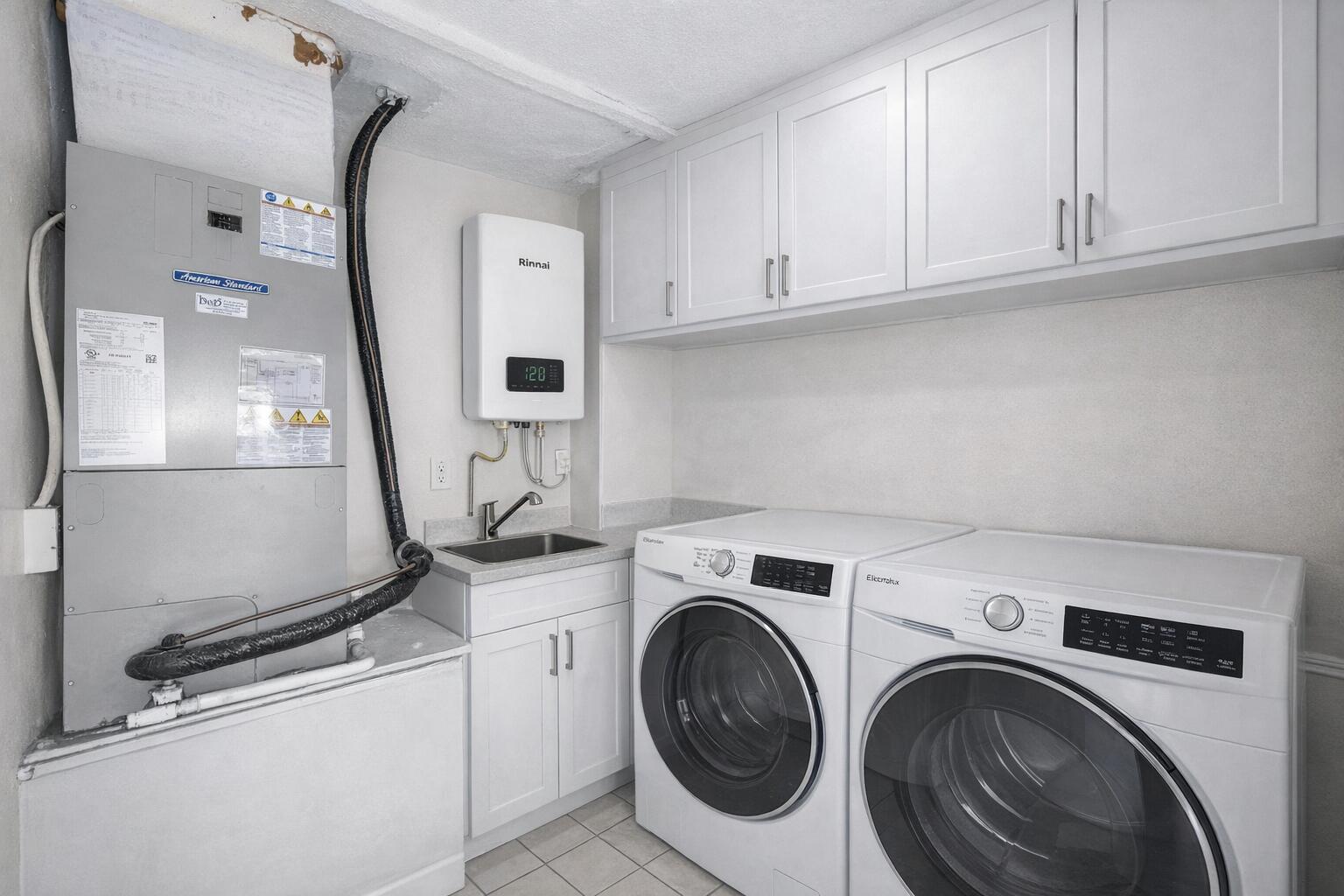 415 Main Street Destin, FL 32541 - Photo 41 of 53 Virtual Stating - Laundry room