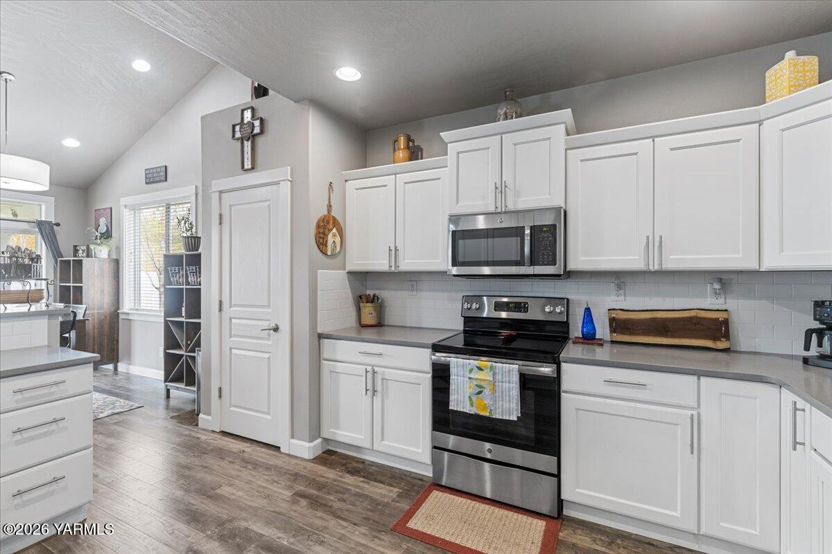 7803 Fremont Way Yakima, WA 98908 - Photo 17 of 49 Kitchen