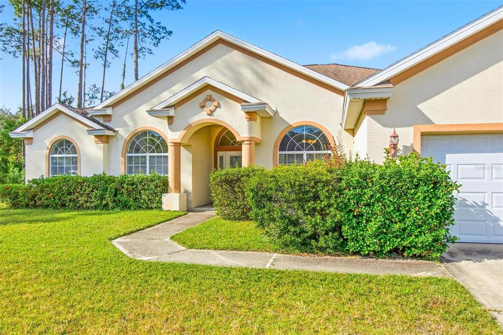 29 East Diamond Drive Palm Coast, FL 32164 - Photo 4 of 55 a front view of a house with a yard