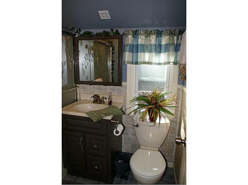 860 Middle Road Pittsburgh, PA 15234 - Photo 8 of 22 Full Bath.