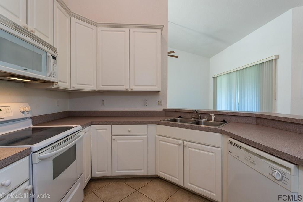 10 Eagle Place Palm Coast, FL 32164 - Photo 11 of 34 White appliances