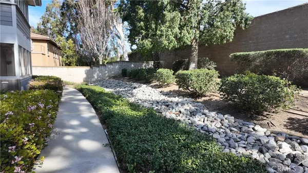 a view of a pathway with house on both side