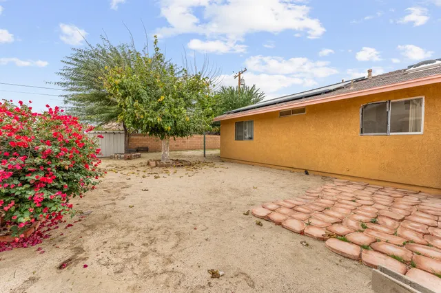 a view of a yard with a house