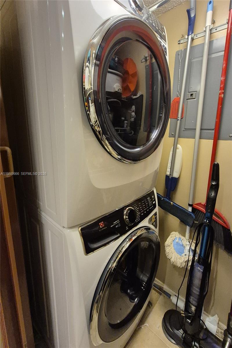 3854 Lyons Road, Unit 1025 Coconut Creek, FL 33073 - Photo 20 of 30 a utility room with dryer and washer