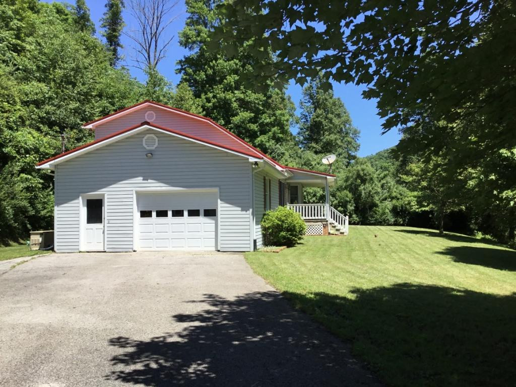 10339 Killen Hollow Road Pound, VA 24279 - Photo 3 of 30 OVERSIZED GARAGE
