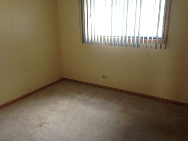10944 Central Avenue, Unit 2A Chicago Ridge, IL 60415 - Photo 5 of 8 an empty room with a window