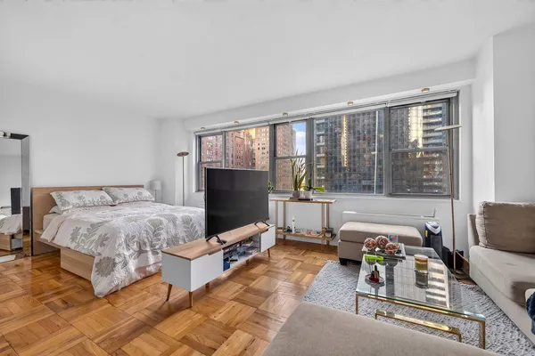 $695,000 | 300 East 40th Street, Unit 9G | Murray Hill