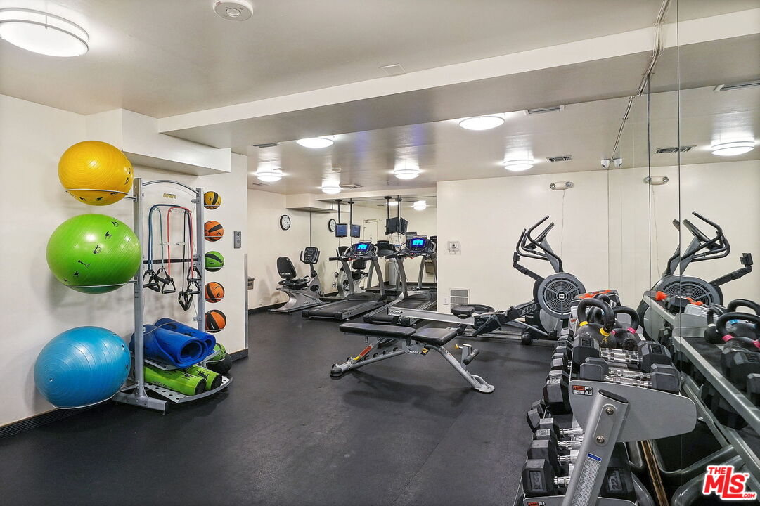 100 South Doheny Drive, Unit 214 Los Angeles, CA 90048 - Photo 15 of 17