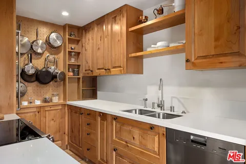 $589,000 | 100 South Doheny Drive, Unit 214, Los Angeles, CA 90048