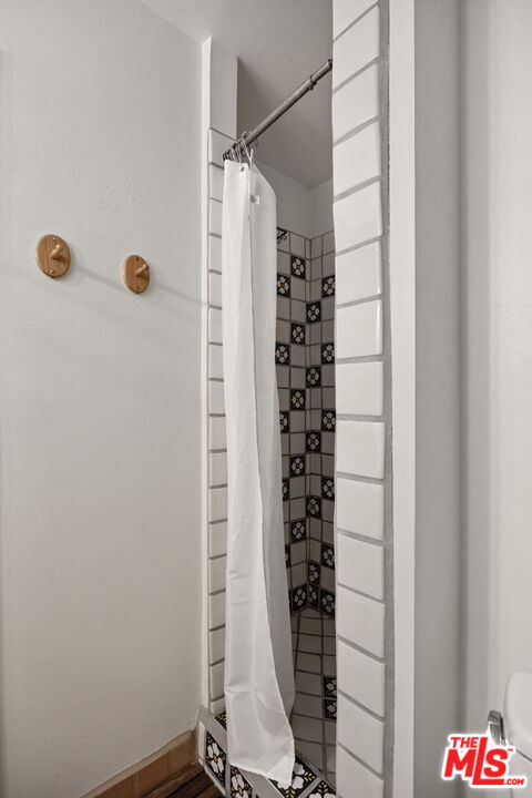 100 South Doheny Drive, Unit 214 Los Angeles, CA 90048 - Photo 10 of 17 a bathroom with a shower