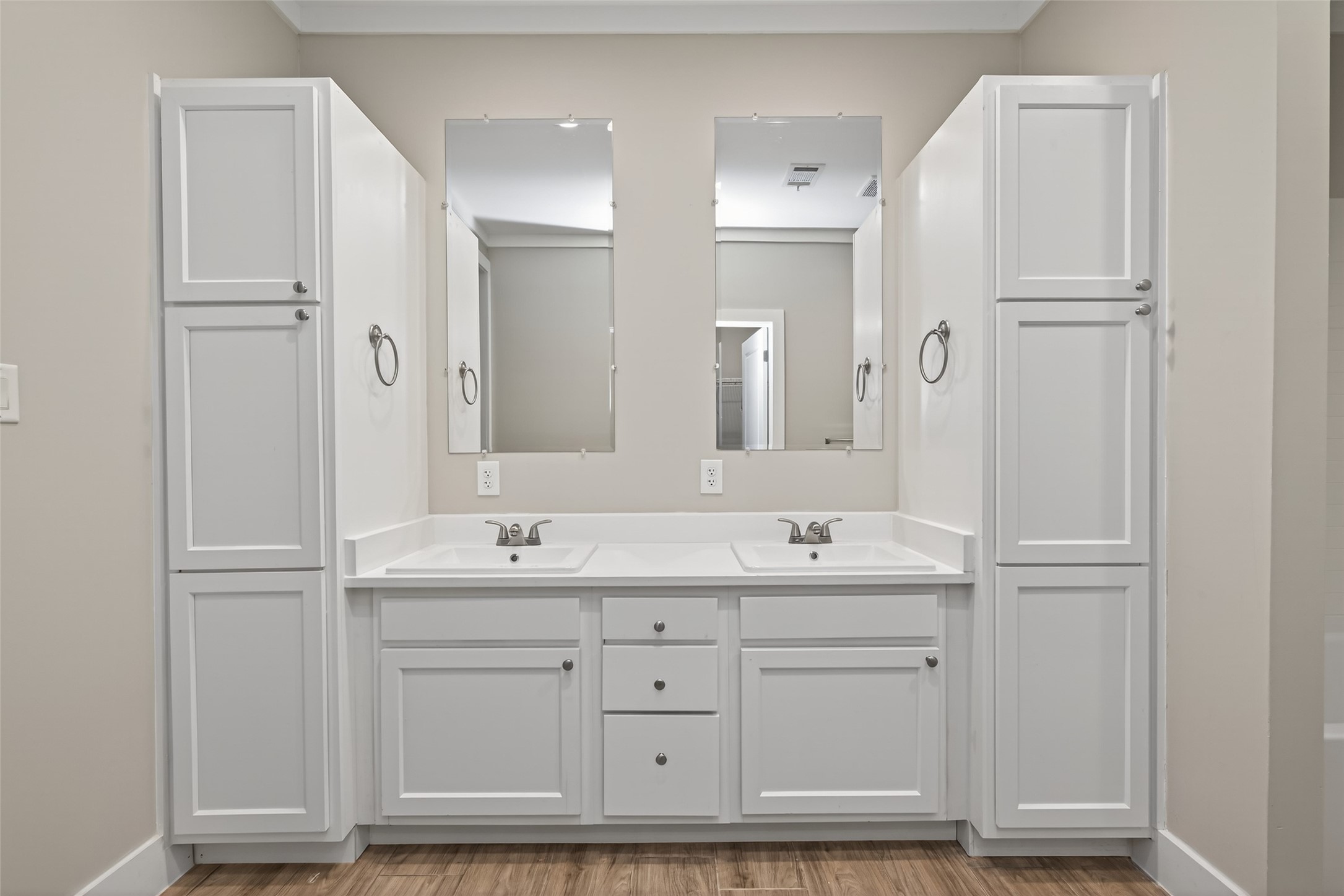 6605 Greenhurst Street Houston, TX 77091 - Photo 33 of 41 a bathroom with a double vanity sink mirror and