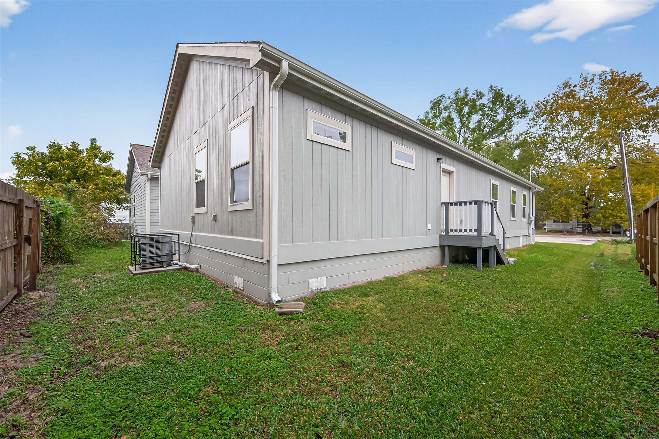 6605 Greenhurst Street Houston, TX 77091 - Photo 39 of 41 a view of a back yard of the house