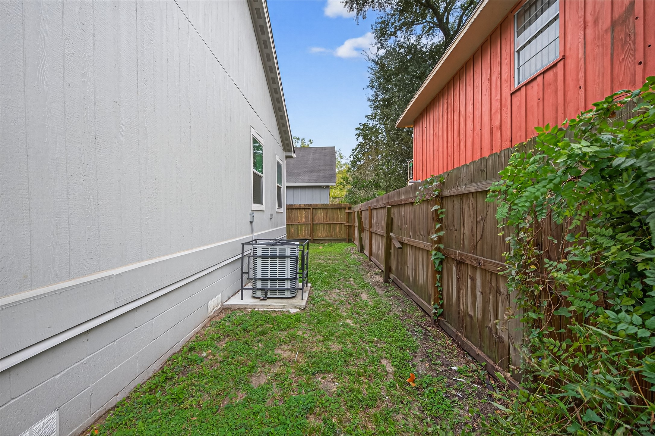 6605 Greenhurst Street Houston, TX 77091 - Photo 40 of 41 a view of outdoor space and yard