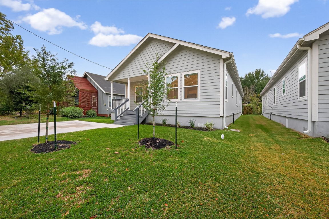 6605 Greenhurst Street Houston, TX 77091 - Photo 6 of 41 a front view of house with yard