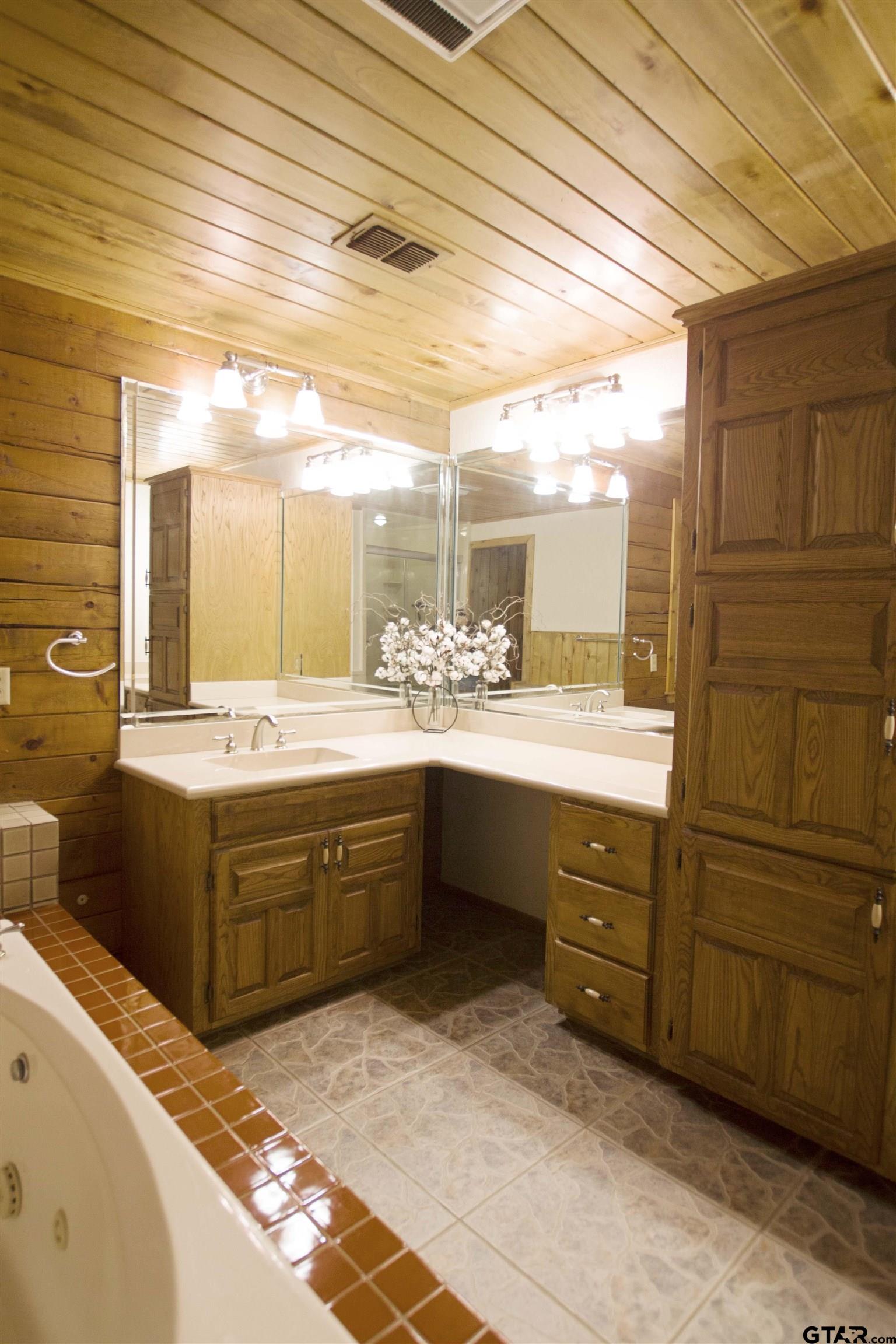 782 Rosie Wady Road Gladewater, TX 75647 - Photo 20 of 48 a bathroom with a tub sink and mirror
