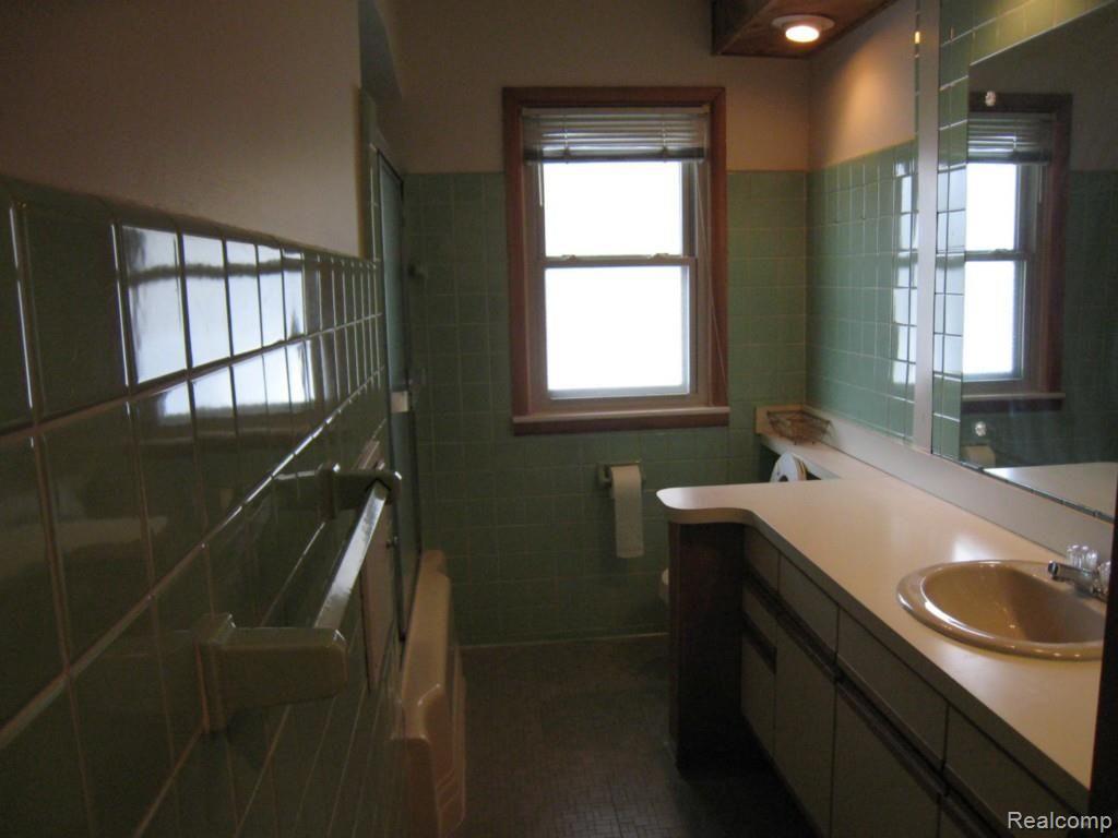 22745 Meridian Road Grosse Ile, MI 48138 - Photo 8 of 25 Full Bath