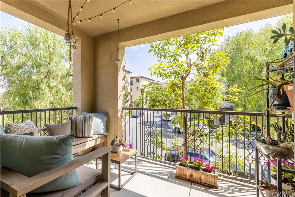 75 Plateau Irvine, CA 92618 - Photo 20 of 29 a balcony with furniture and a street view