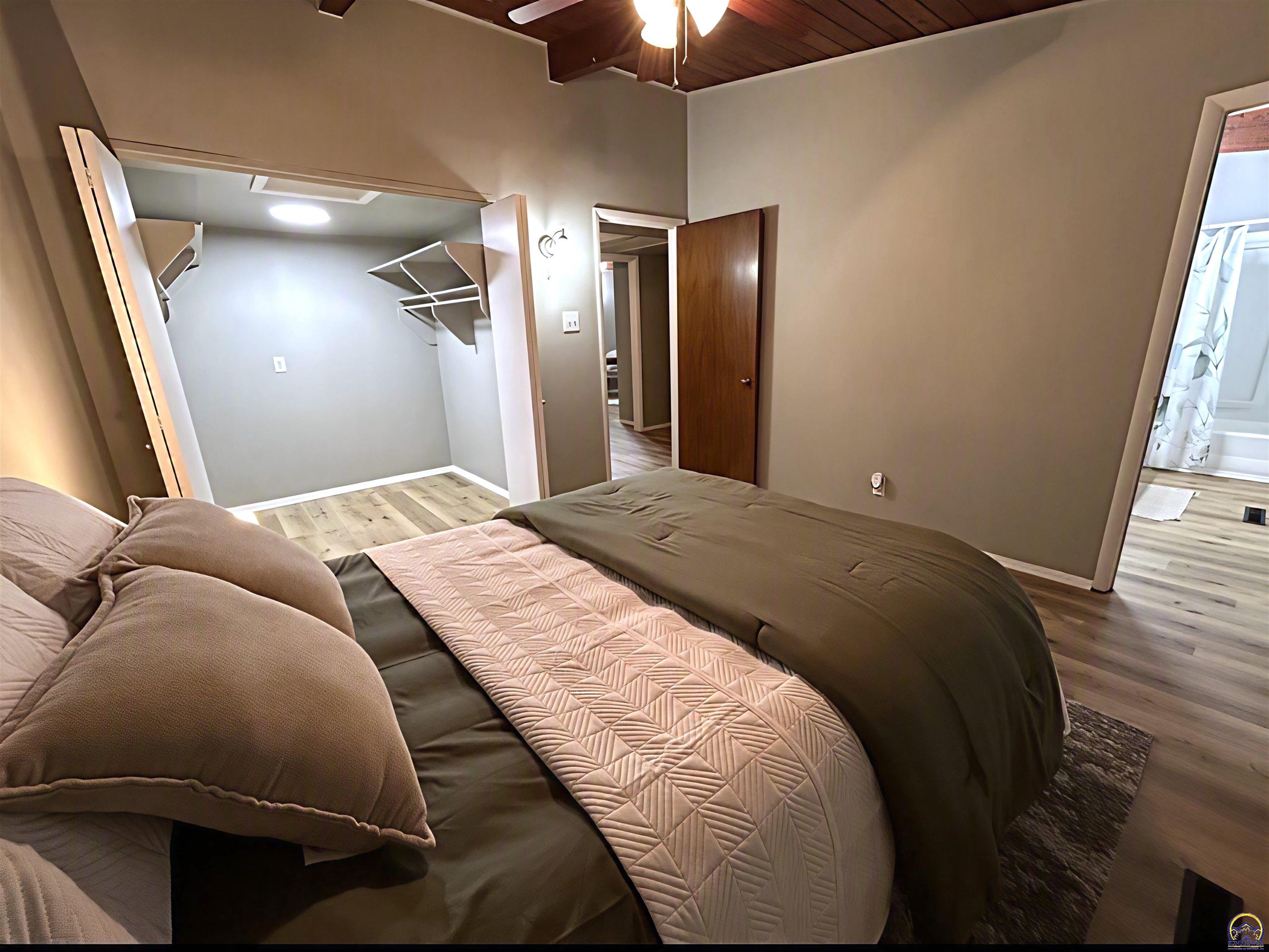2516 Southwest Burnett Road Topeka, KS 66614 - Photo 16 of 23