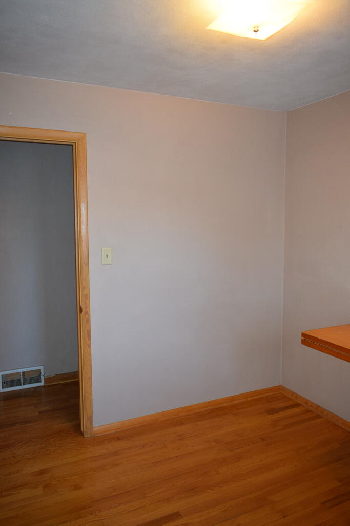 526 Winnebago Street La Crosse, WI 54601 - Photo 11 of 12 Bedroom 3