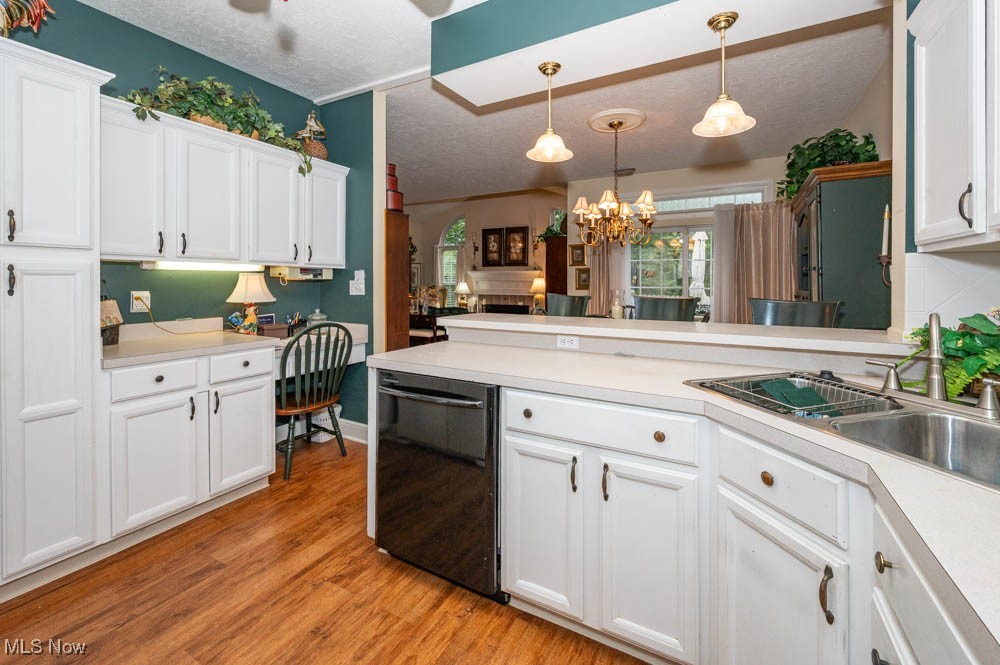 124 Wilcox Road Youngstown, OH 44515 - Photo 12 of 38 Vinyl Floor compliments the kitchen.