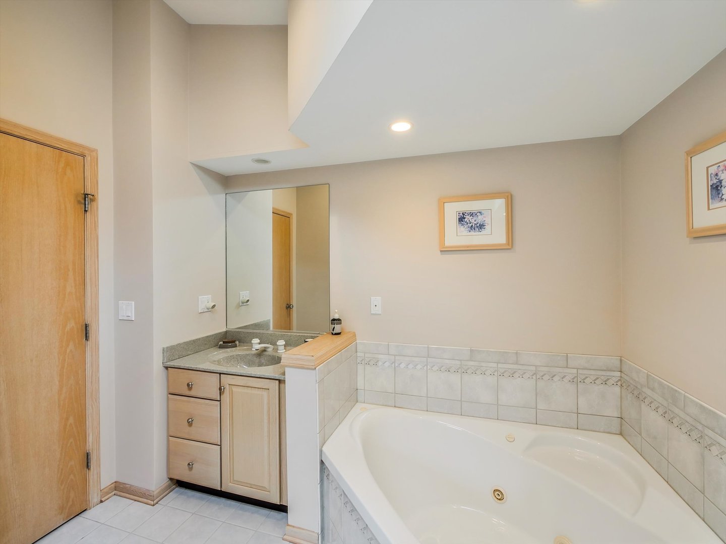1515 Pine Street Spring Grove, IL 60081 - Photo 37 of 38 a bathroom with a bathtub and a sink