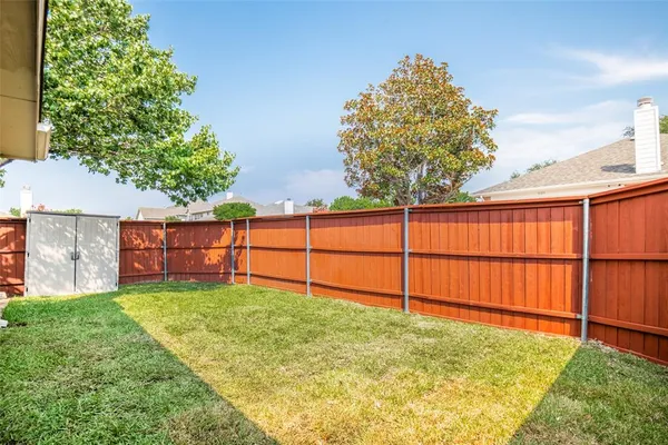 a view of a backyard