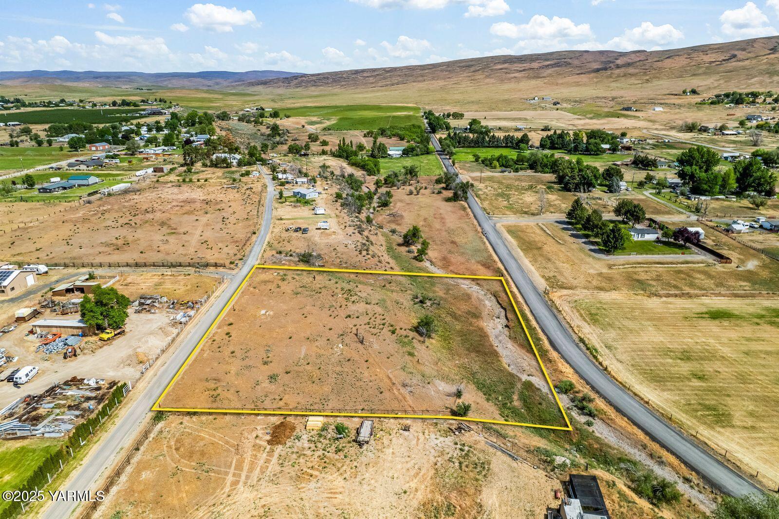 1335 Gibson Road Selah, WA 98942 - Photo 3 of 11 1335 Gibson Rd