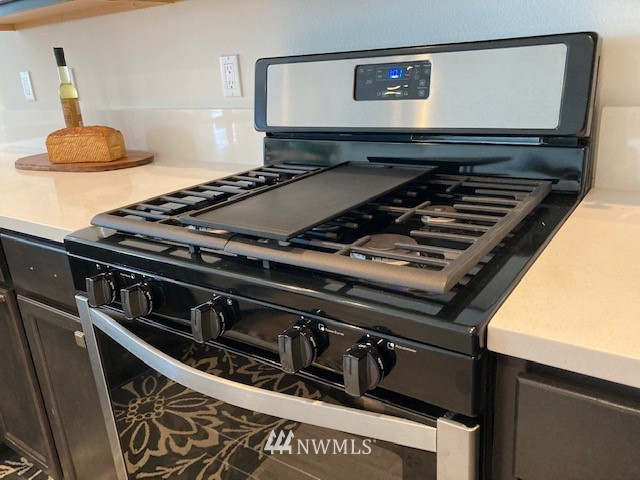 4861 Talbot Road South, Unit B3 Renton, WA 98055 - Photo 11 of 36 a close view of a stove