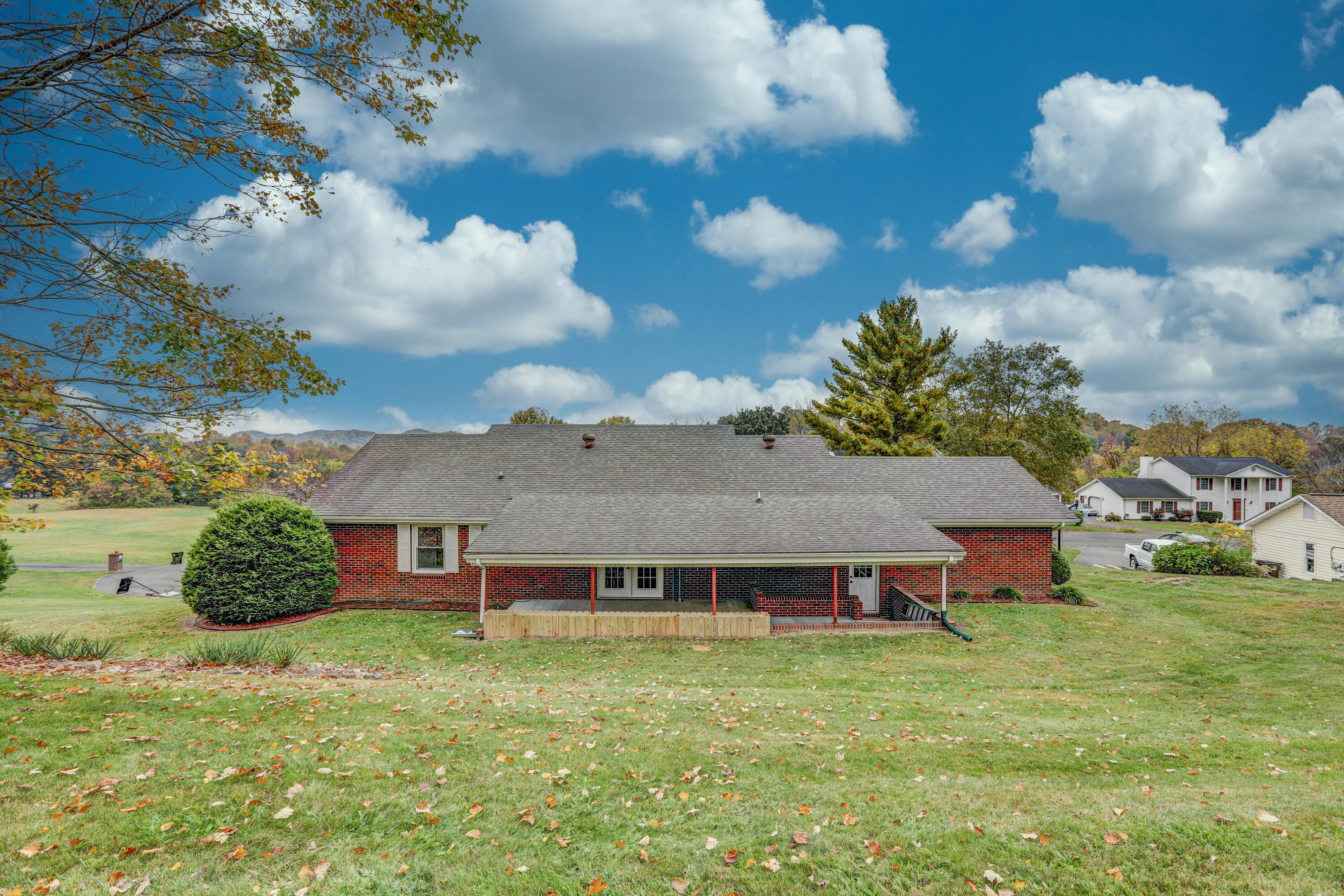 165 Rutledge Drive Bluff City, TN 37618 - Photo 8 of 44 B42A5821_2_3_4_5-Edit