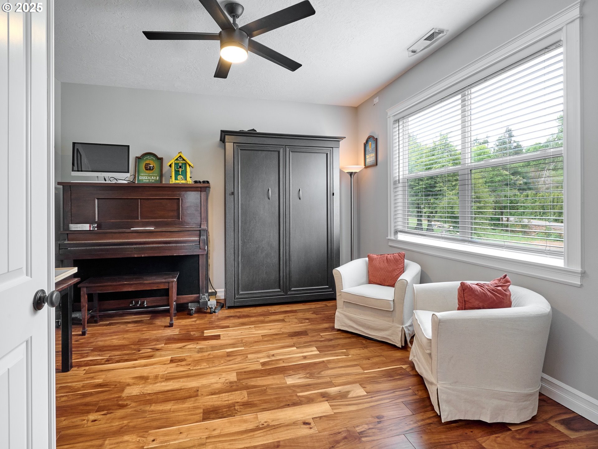 7074 Liberty Road South Salem, OR 97306 - Photo 3 of 47 a living room with furniture and a window