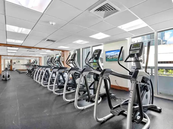 $6,000 | 41 Southeast 5th Street, Unit 1217, Miami, FL 33131