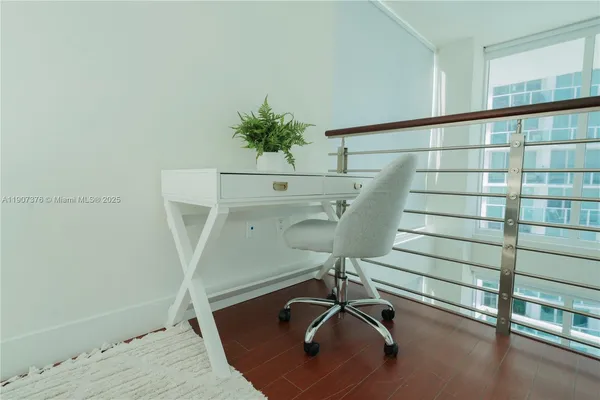 a view of entryway with a workspace