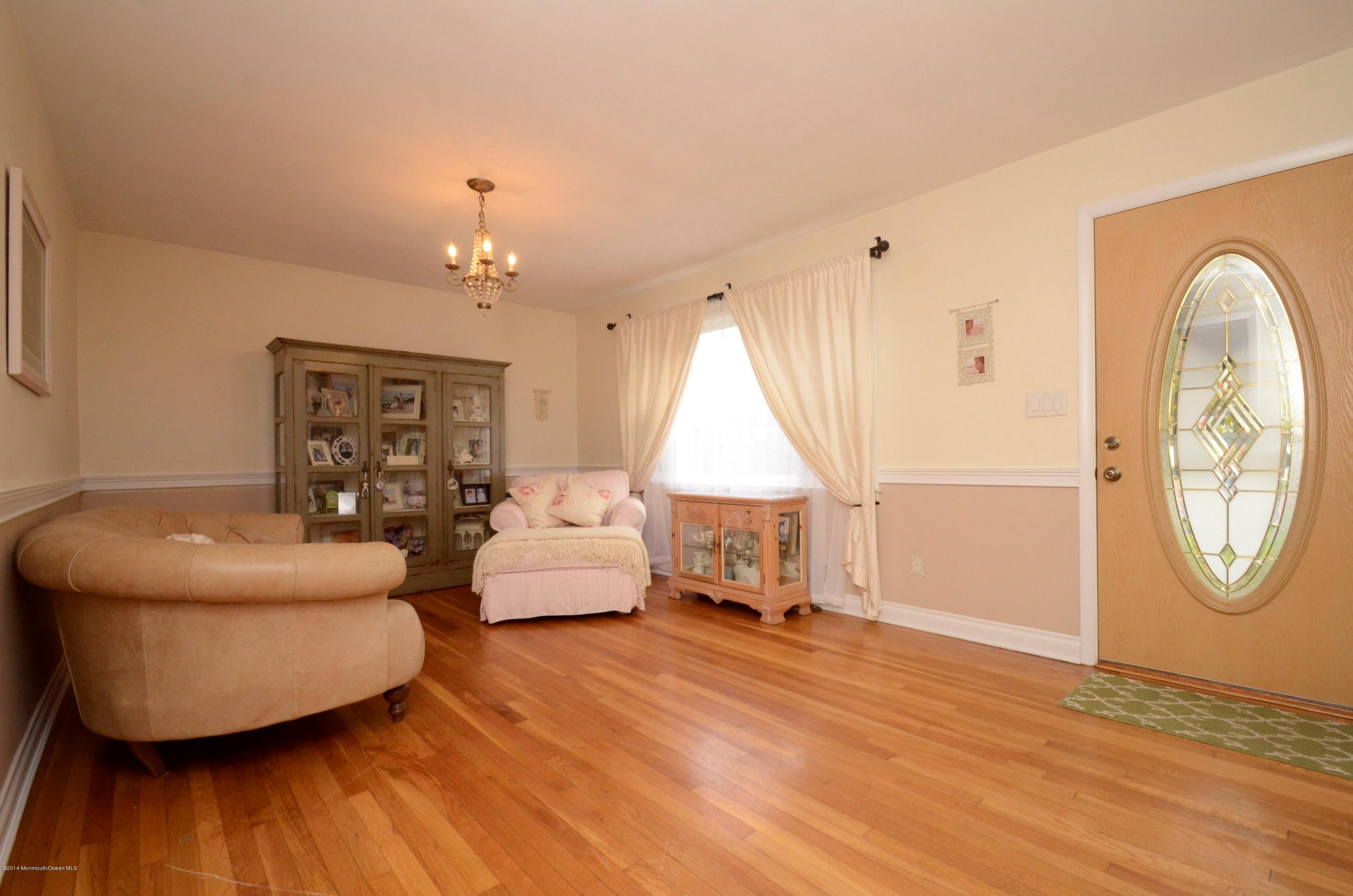 586 Hopping Road Middletown, NJ 07718 - Photo 3 of 20 Living Room