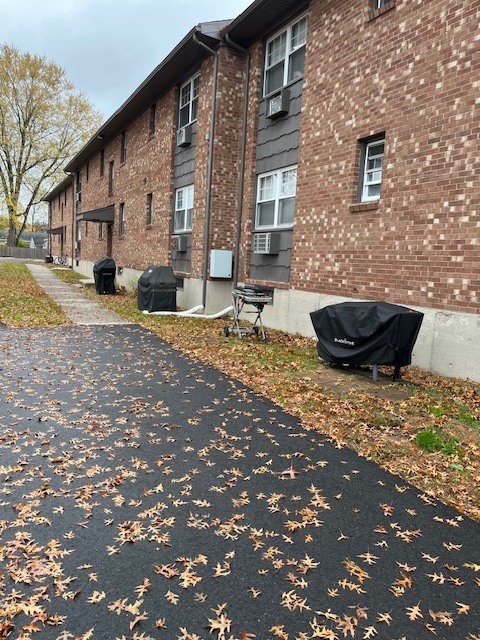 100 Silliman Street, Unit 1B Fairfield, CT 06824 - Photo 21 of 25 a backyard of a house with a tree