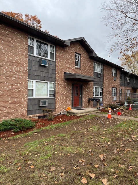 100 Silliman Street, Unit 1B Fairfield, CT 06824 - Photo 25 of 25 a front view of a house with a yard